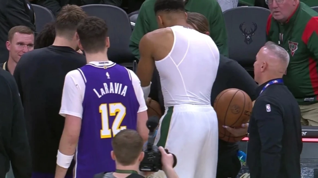 «Καθάρισε» ο Γιάννης Αντετοκούνμπο και έδωσε την μπάλα στον rookie των Λέικερς που του την πήραν οι διαιτητές - Βίντεο