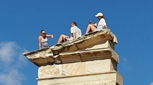Λεμεσός: Οργή για τουρίστες που ανέβηκαν στον αρχαίο Ναό του Απόλλωνα Υλάτη