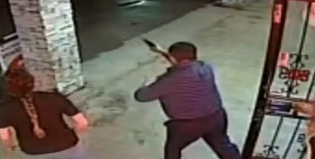 Καλιφόρνια: Μάχη σε ληστεία κοσμηματοπωλείου - Ο ιδιοκτήτης τράβηξε όπλο και πυροβόλησε τους πέντε μασκοφόρους - Δείτε βίντεο