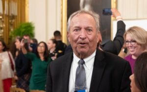 Υπόθεση Έπσταϊν: Πρώην ΥΠΟΙΚ των ΗΠΑ επί Κλίντον ανακοινώνει πως αποσύρεται από τον δημόσιο βίο