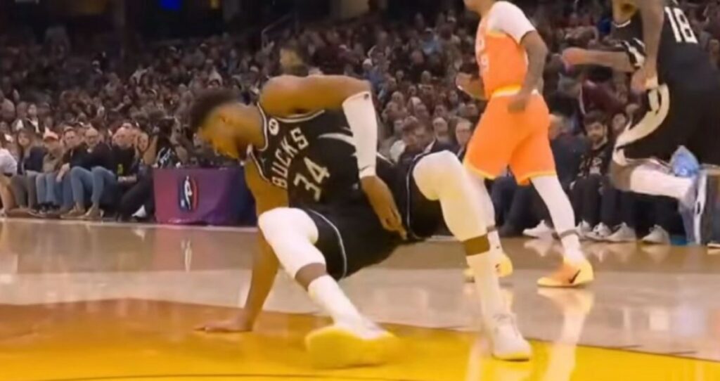 NBA: Οι Μπακς έχασαν από τους Καβαλίερς 118-106 - Αγώνια για τον Γιάννη που έφυγε τραυματίας - ΒΙΝΤΕΟ