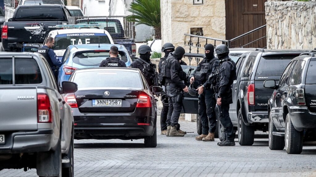 Φονικό στα Βορίζια:Παραδόθηκε και συνελήφθη ένα ακόμη μέλος της οικογένειας Φραγκιαδάκη