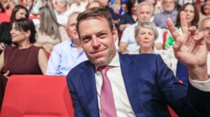 Στέφανος Κασσελάκης: Προσβολή για τα άλογα να λέμε ότι ο Τσίπρας έρχεται καλπάζοντας