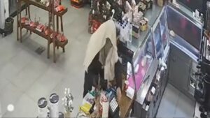 Ηλεία: Ληστής με κατσαβίδι και κουβέρτα στο κεφάλι κάνει αδέξια ληστεία σε καφέ - ΒΙΝΤΕΟ