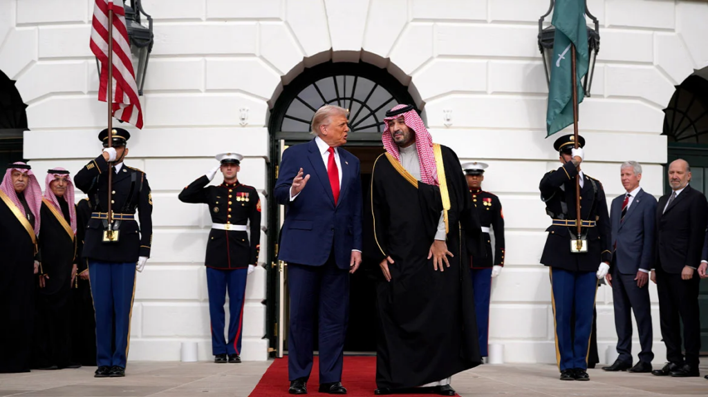 Τον πρίγκιπα διάδοχο της Σαουδικής Αραβίας υποδέχτηκε στον Λευκό Οίκο ο Ντόναλντ Τραμπ