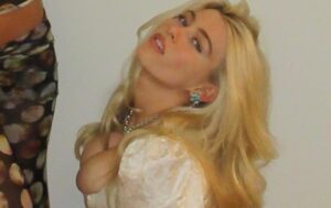 Κλόντια Σίφερ: Με ασφυκτικό κορσέ η 21χρονη κόρη της - «Είσαι φτυστή η μητέρα σου», της γράφουν