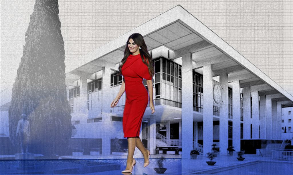 Ποιος πολιτικός παράγοντας που νομίζει ότι μπορεί να ανελιχθεί «την πέφτει» στην πρέσβειρα των ΗΠΑ παριστάνοντας τον «γαμπρό» (αν και παντρεμένος);