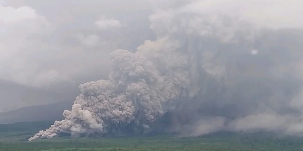 Ινδονησία: Έκρηξη του ηφαιστείου Σεμέρου στην Ιάβα - Εκκενώνουν εκατοντάδες άνθρωποι