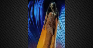 Miss Universe: H Μις Τζαμάικα έπεσε από τη σκηνή και την πήραν με φορείο - Δείτε βίντεο