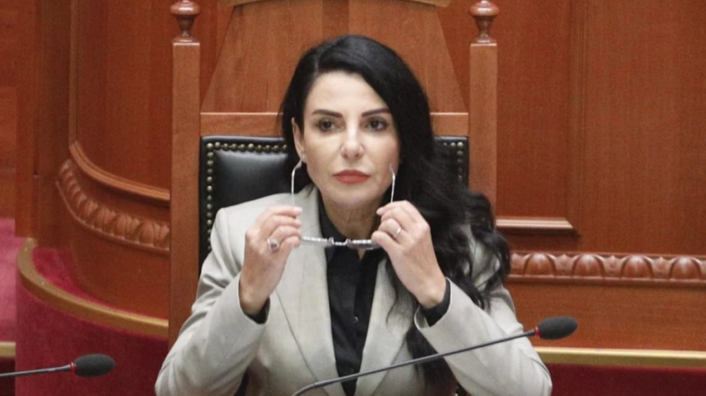 Αποπέμπει την αναπληρώτρια υπουργό της Αλβανίας δικαστήριο, λόγω κατηγορίας για διαφθορά