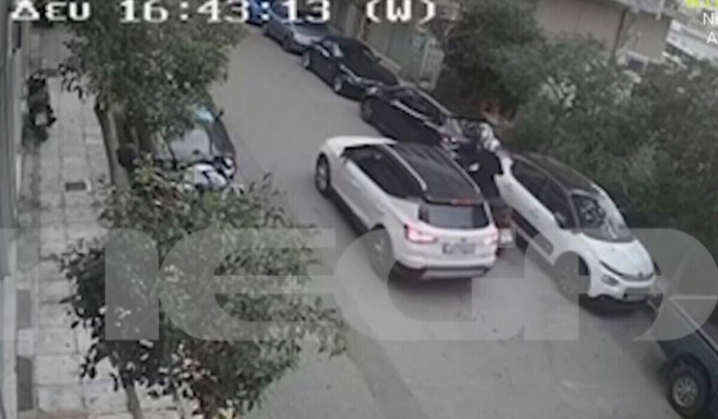 Νέος Κόσμος: Η στιγμή που ο 58χρονος ψεκάζει με σπρέι τον 29χρονο - Βίντεο ντοκουμέντο