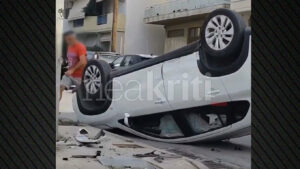 Απίστευτο τροχαίο στο Ηράκλειο: Αυτοκίνητο ντεραπάρισε στη μέση του δρόμου