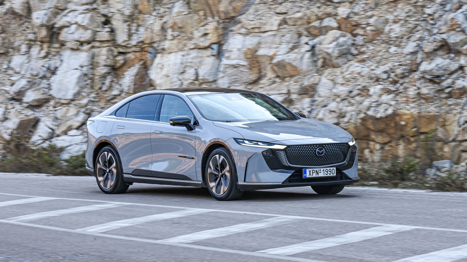 Mazda 6e: Οδηγούμε το νέο ηλεκτρικό της Mazda με φόντο την Αθηναϊκή Ριβιέρα