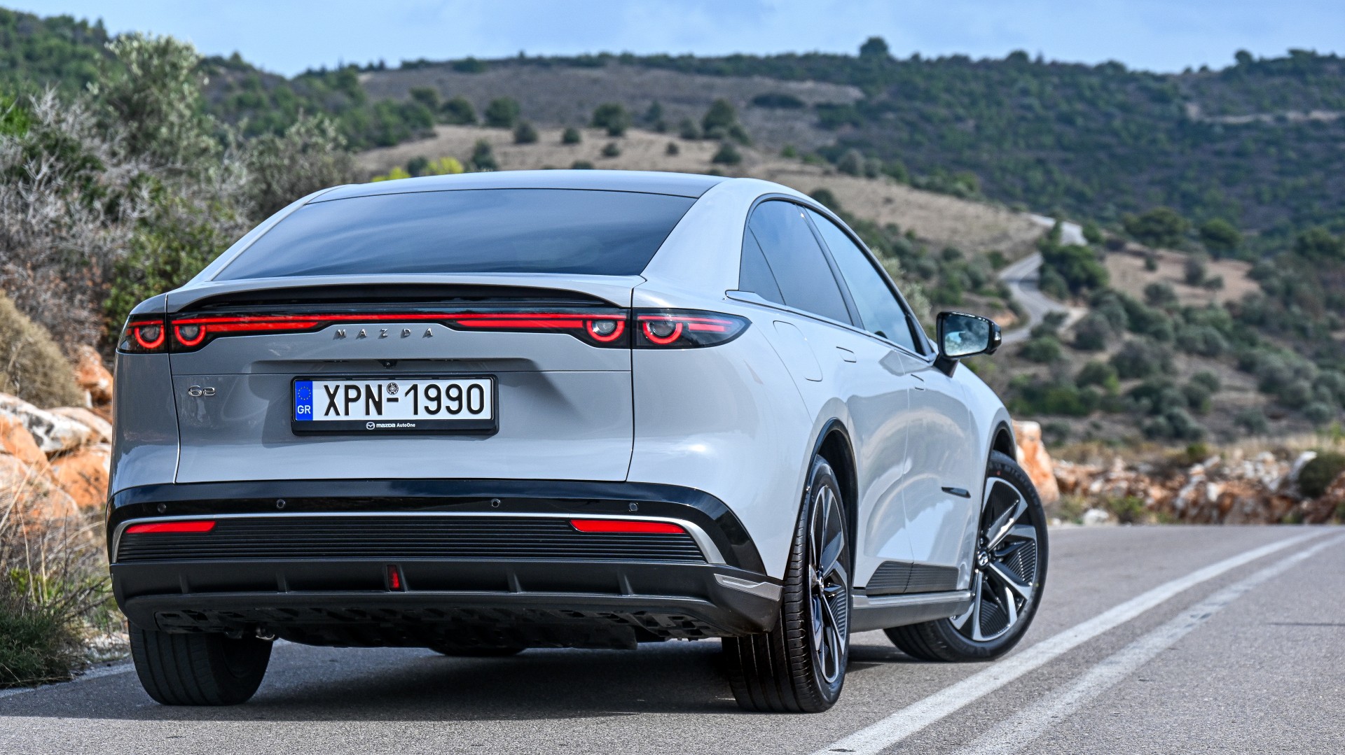 Mazda 6e: Οδηγούμε το νέο ηλεκτρικό της Mazda με φόντο την Αθηναϊκή Ριβιέρα