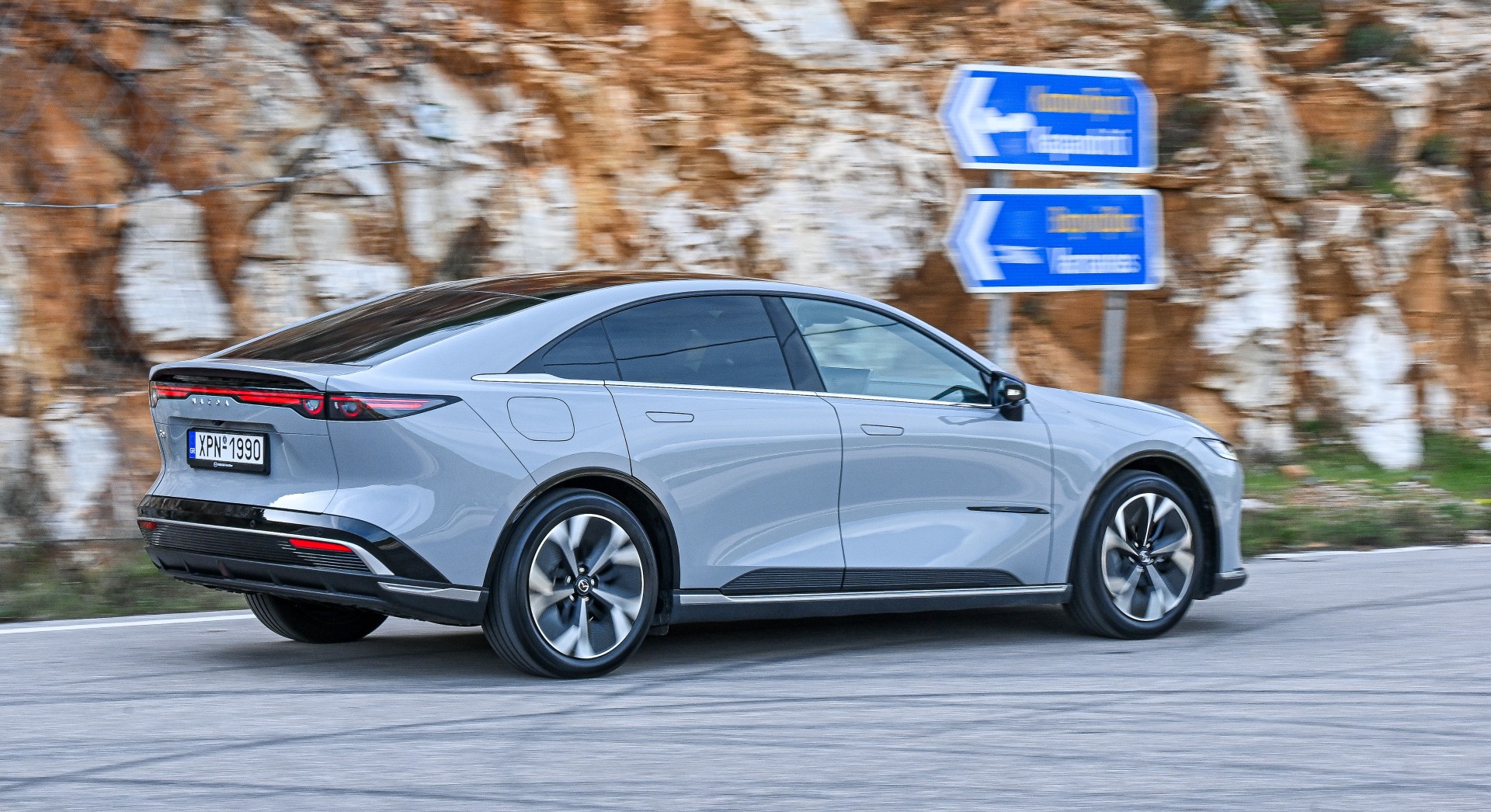 Mazda 6e: Οδηγούμε το νέο ηλεκτρικό της Mazda με φόντο την Αθηναϊκή Ριβιέρα