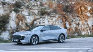 Mazda 6e: Οδηγούμε το νέο ηλεκτρικό της Mazda με φόντο την Αθηναϊκή Ριβιέρα