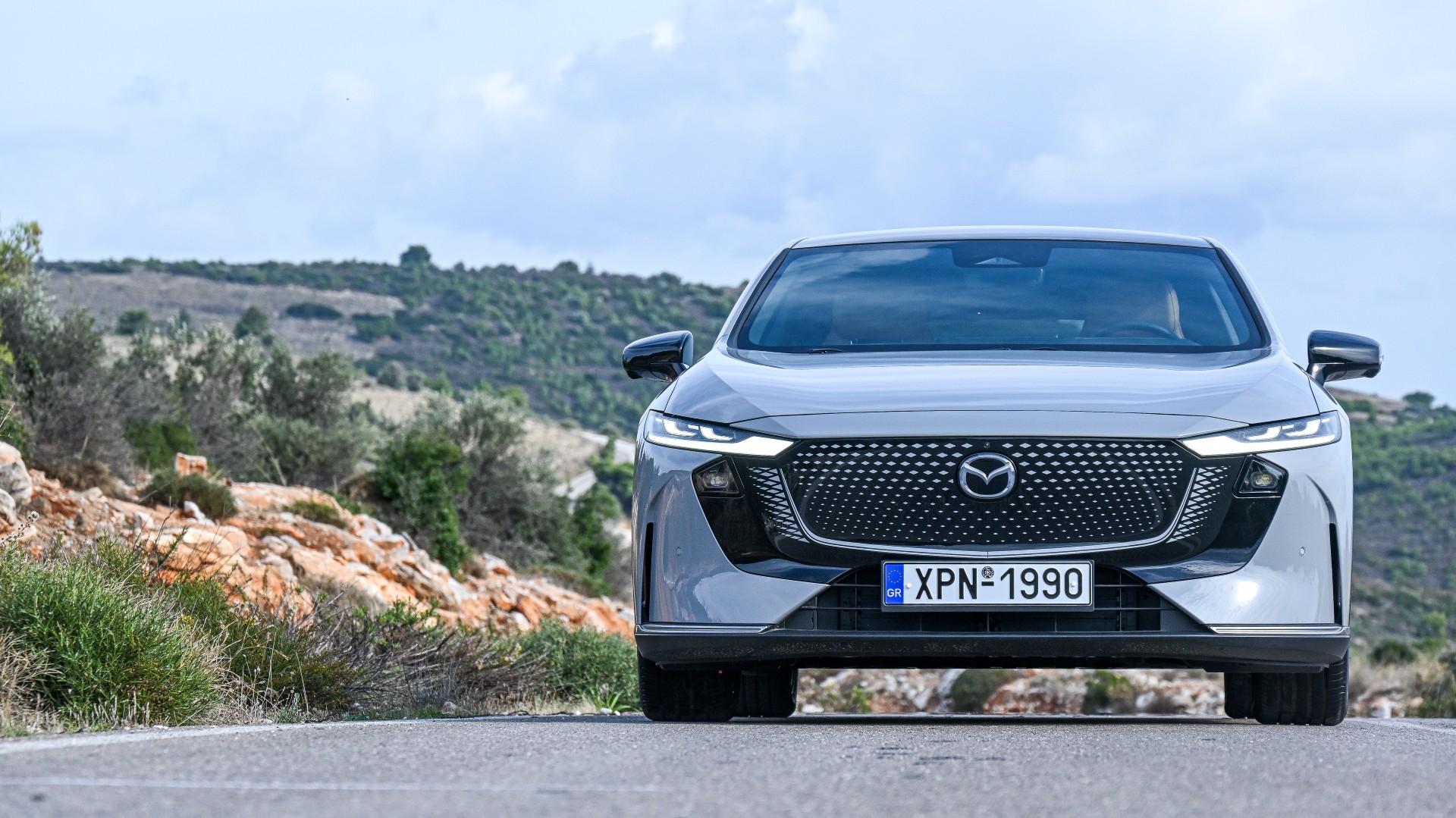 Mazda 6e: Οδηγούμε το νέο ηλεκτρικό της Mazda με φόντο την Αθηναϊκή Ριβιέρα