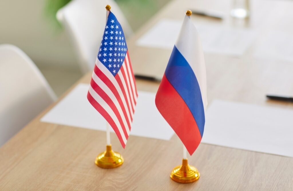 Financial Times: Οι ΗΠΑ διεξάγουν μυστικές συνομιλίες με τη Ρωσία και την Ουκρανία στο Αμπού Ντάμπι