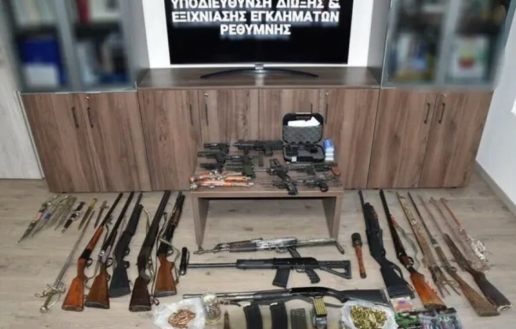 Ρέθυμνο: Πέντε συλλήψεις για «οπλοστάσιο» σε σπίτια - Εντοπίστηκαν καλάσνικοφ, πιστόλια, περίστροφο, ξίφη και φυσίγγια