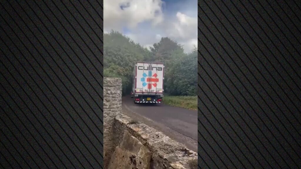 Google Maps: Λάθος της εφαρμογής γέμισε με φορτηγά ένα μικρό βρετανικό χωριό