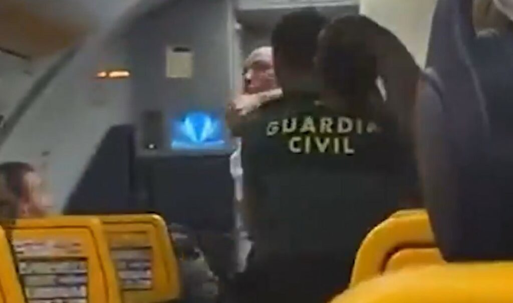 Ιρλανδή αθλήτρια του ΜΜΑ επιτέθηκε και τραυμάτισε αστυνομικούς που την έβγαλαν από πτήση προς Δουβλίνο - Δείτε βίντεο