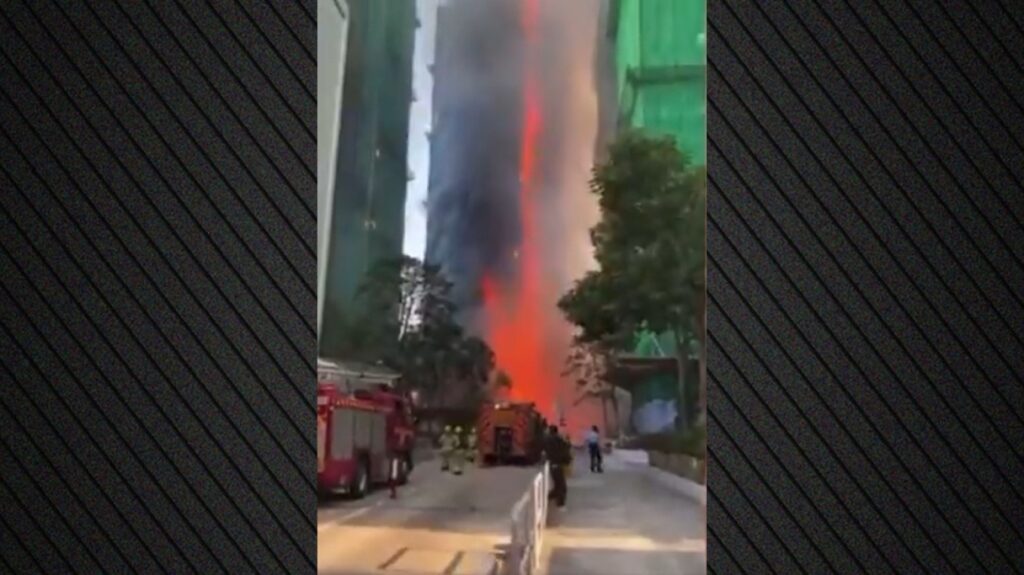 Μεγάλη φωτιά σε ουρανοξύστη στο Χονγκ Κονγκ - Αναφορές για πολλούς εγκλωβισμένους