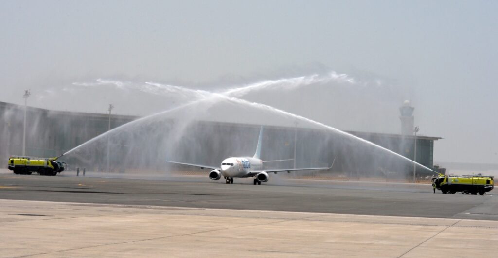 O λόγος που τα πυροσβεστικά βρέχουν με νερό τα αεροπλάνα που προσγειώνονται - Τι είναι το water salute