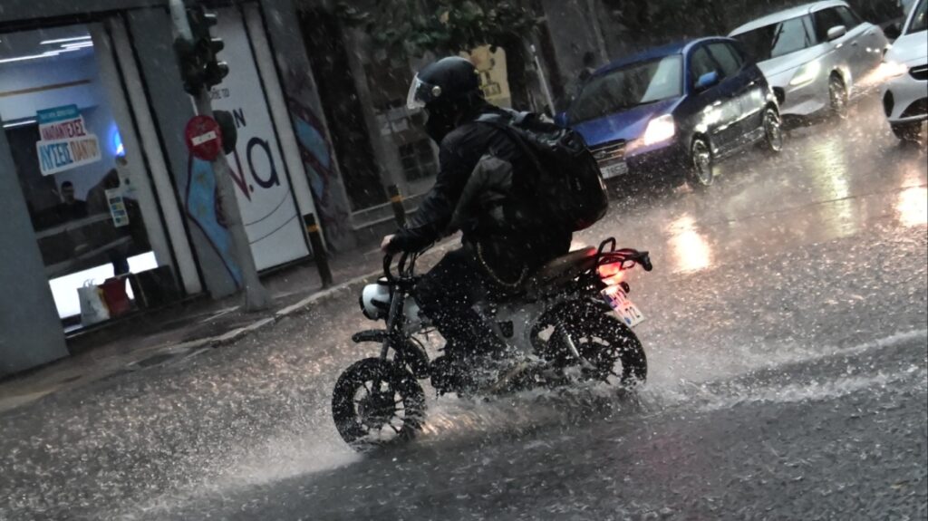 Η κακοκαιρία Adel χτυπά και την Αττική - Πού θα πέσει το περισσότερο νερό - LIVE η πορεία των φαινομένων