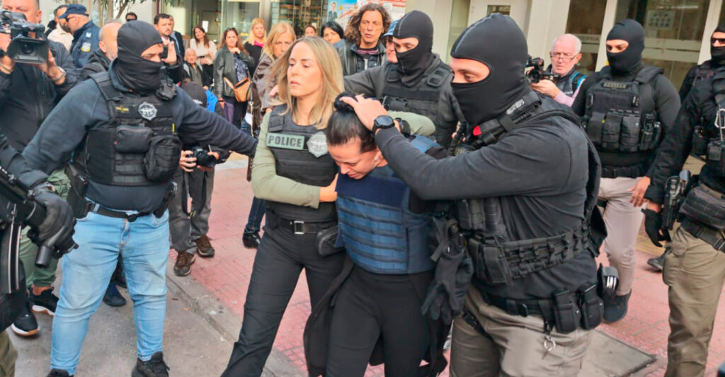 Στα δικαστήρια Πειραιά η 46χρονη που σκότωσε την πεθερά της στη Σαλαμίνα - Αποδοκιμασίες από κόσμο που την περίμενε