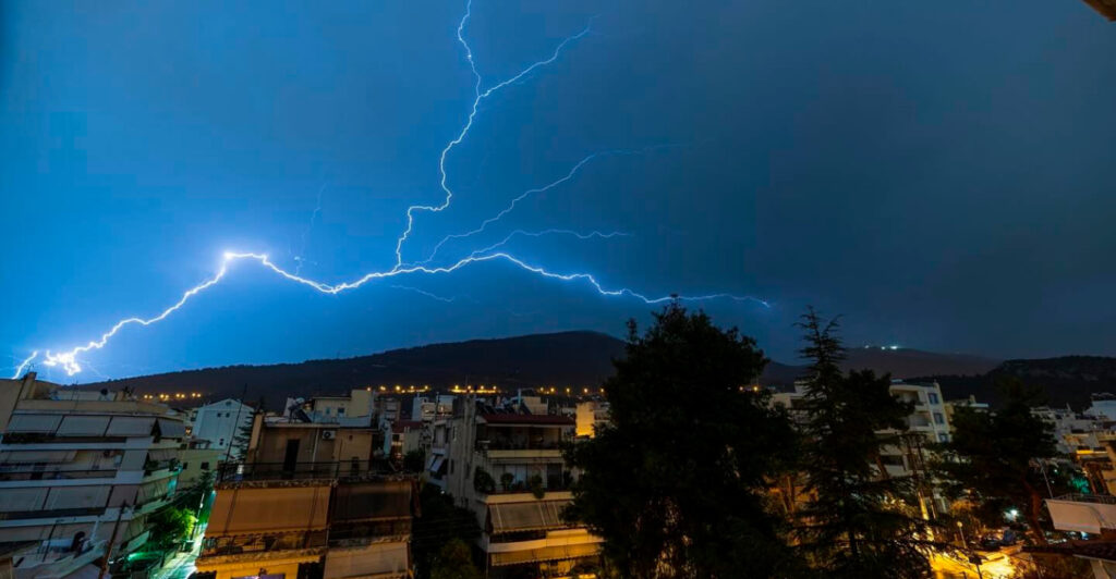 Ανάποδος κεραυνός στον Υμηττό εν μέσω της κακοκαιρίας Adel - Τι ξέρουμε για το φαινόμενο «upward lightning»