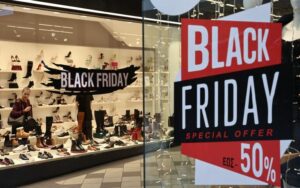 Ήδη από την Παρασκευή 28 Νοεμβρίου (Black Friday) τα εμπορικά καταστήματα βρίσκονται σε θέση μάχης με τις εκπτωτικές προσφορές