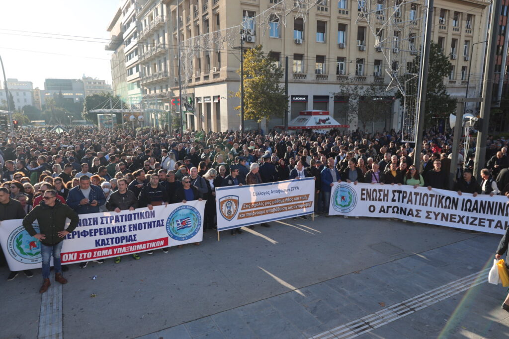 Ψέλνοντας τον εθνικό ύμνο έξω από τη Βουλή ολοκλήρωσαν την κινητοποίηση οι στρατιωτικοί - Δείτε βίντεο