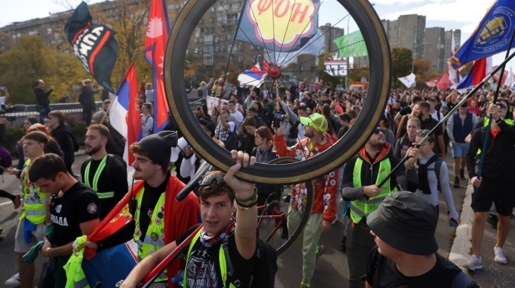 251101161815_servia-stous-dromous-oi-foitites-ena-etos-apo-tin-tragodia-ston-sidirodromiko-stathmo-tou-novi-sad