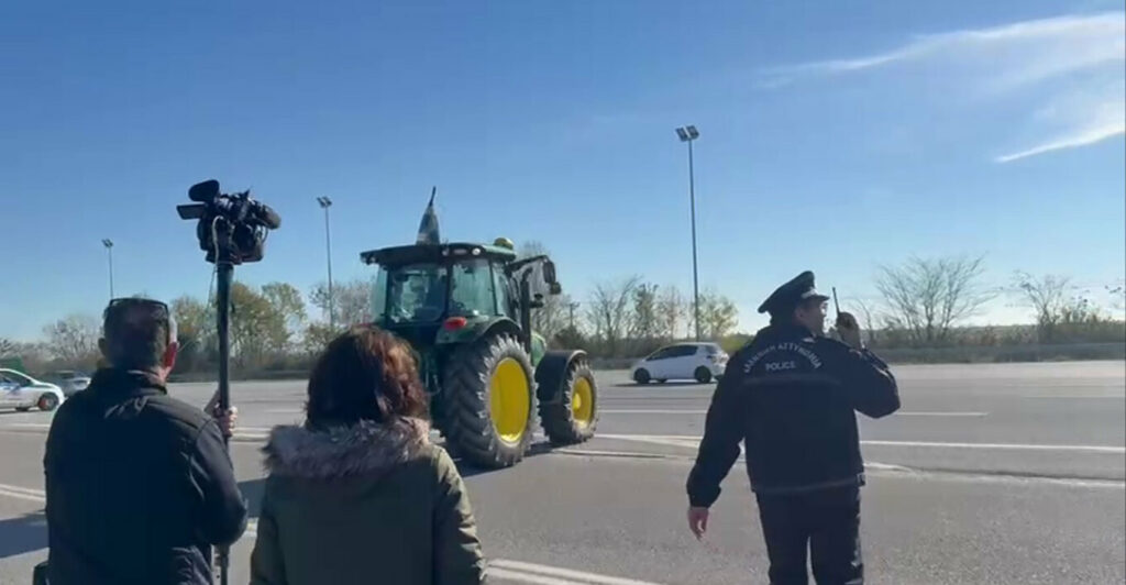 Οι αγρότες έκλεισαν την εθνική και στο ύψος των Μαλγάρων - Ένταση με οδηγούς, δείτε πού υπάρχουν μπλόκα