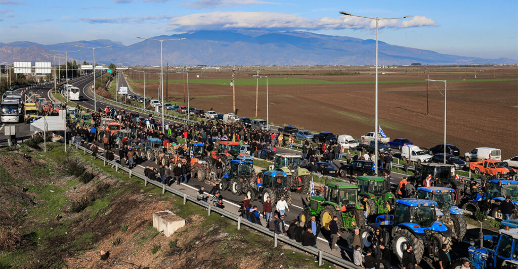 Με στρατηγική κλιμάκωσης οι αγρότες: Μετά την ΠΑΘΕ, τα Μάλγαρα και τον Ε65, θα αποκλείσουν και λιμάνια