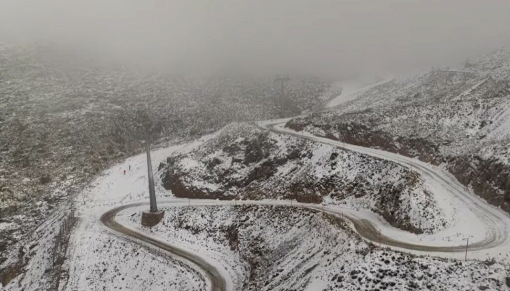 Έπεσαν τα πρώτα χιόνια στον Παρνασσό - ΒΙΝΤΕΟ