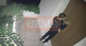 Νέα Σμύρνη: Νεαρός κυκλοφορούσε με κλεμμένο μηχανάκι, λήστευε ανηλίκους και εισέβαλε σε σπίτια - ΒΙΝΤΕΟ