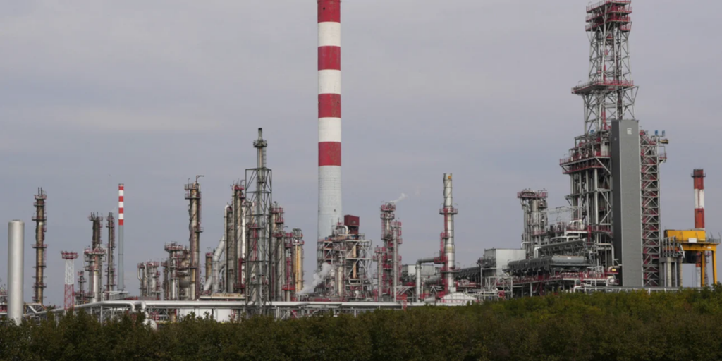 Το μοναδικό διυλιστήριο στη Σερβία σταματά την λειτουργία του - Για δύο μήνες τα αποθέματα