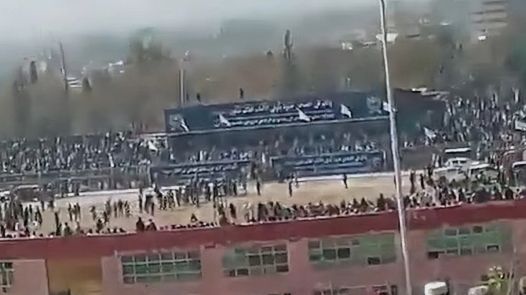 Αφγανιστάν: Παιδί 13 ετών εκτελεί τον φονιά της οικογένειας του μπροστά σε 80.000 άτομα