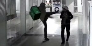 Ρωσία: Βίντεο-σοκ με ντελιβερά να κλωτσάει εν ψυχρώ στο κεφάλι ηλικιωμένη