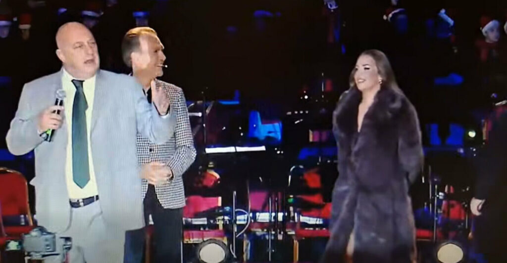 Αχιλλέας Μπέος: Τα «γαλλικά» προκάλεσαν αμηχανία στην Ανδρομάχη και τον Σωτήρη Πολύζο στο άναμμα του χριστουγεννιάτικου δέντρου στον Βόλο