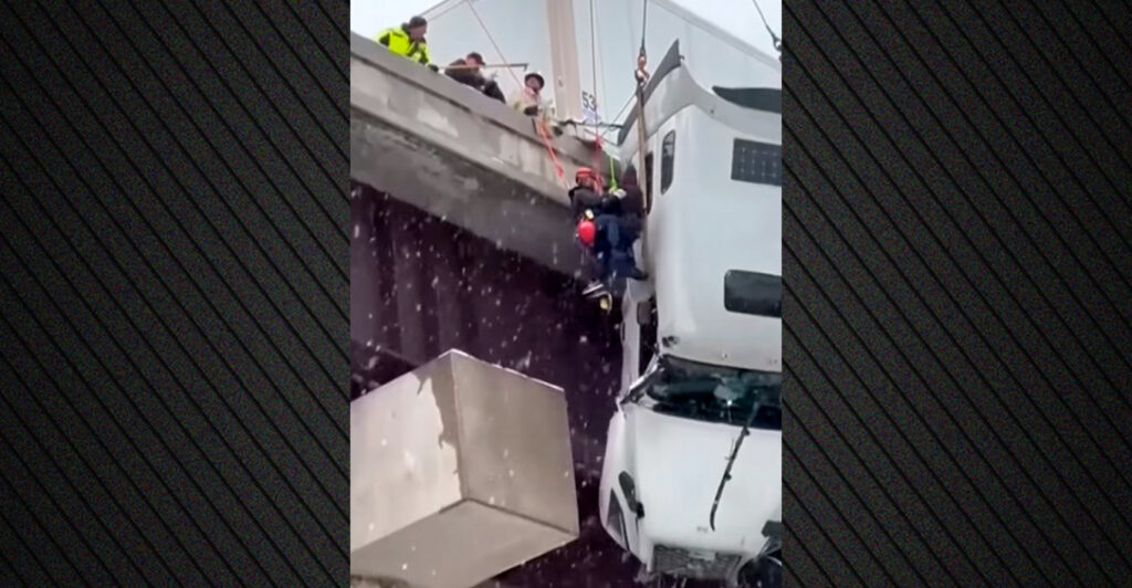 Βιρτζίνια: Η στιγμή της διάσωσης ενός οδηγού φορτηγού που κρεμόταν από γέφυρα ύψους 30 μέτρων - BINTEO