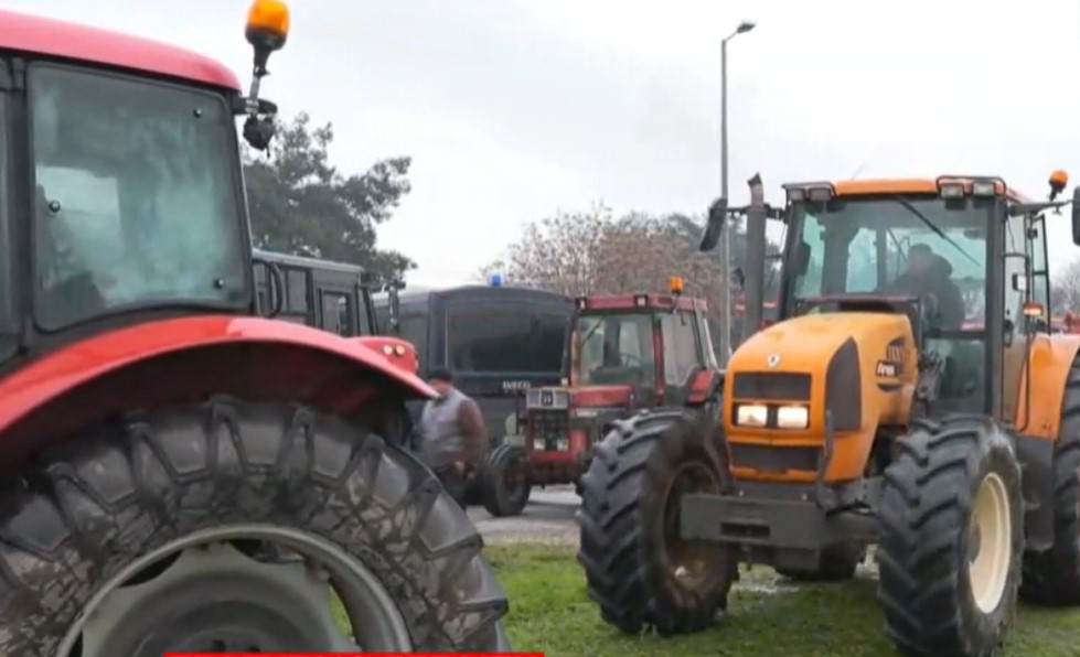 Αγρότες: Πέρασαν τον αστυνομικό φραγμό και ετοιμάζονται για μπλόκο στο τελωνείο Προμαχώνα