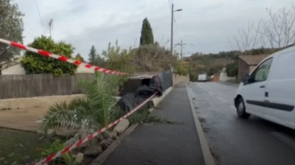 Γαλλία: Με τραγικό τρόπο έχασαν τη ζωή τους τρεις έφηβοι - Το αυτοκίνητο έπεσε ανάποδα σε πισίνα