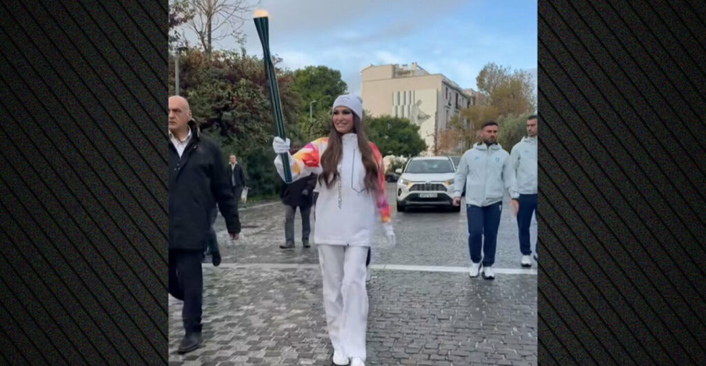 Κίμπερλι Γκιλφόιλ: Έτρεξε από την Ακρόπολη έως το Καλλιμάρμαρο στη λαμπαδηδρομία για τους Χειμερινούς Ολυμπιακούς Αγώνες