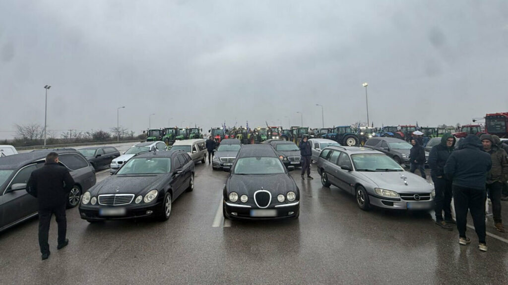 Στο μπλόκο στα Μάλγαρα ιδιοκτήτες γραφείων τελετών με τις νεκροφόρες τους, δείτε βίντεο