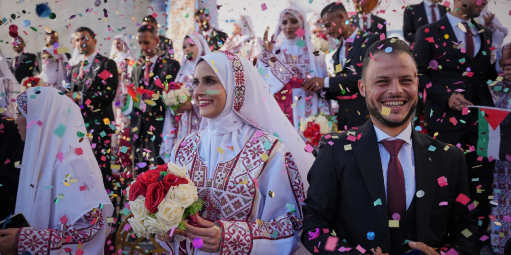 Γάζα: Παντρεύτηκαν ταυτόχρονα 54 ζευγάρια στα ερείπια του πολέμου στη Χαν-Γιουνίς - Βίντεο