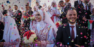 Γάζα: Παντρεύτηκαν ταυτόχρονα 54 ζευγάρια στα ερείπια του πολέμου στη Χαν-Γιουνίς - Βίντεο