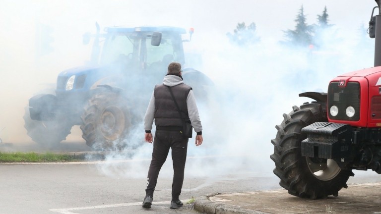 Θήβα: Οι αγρότες έκλεισαν την Εθνική Οδό και στα δύο ρεύματα