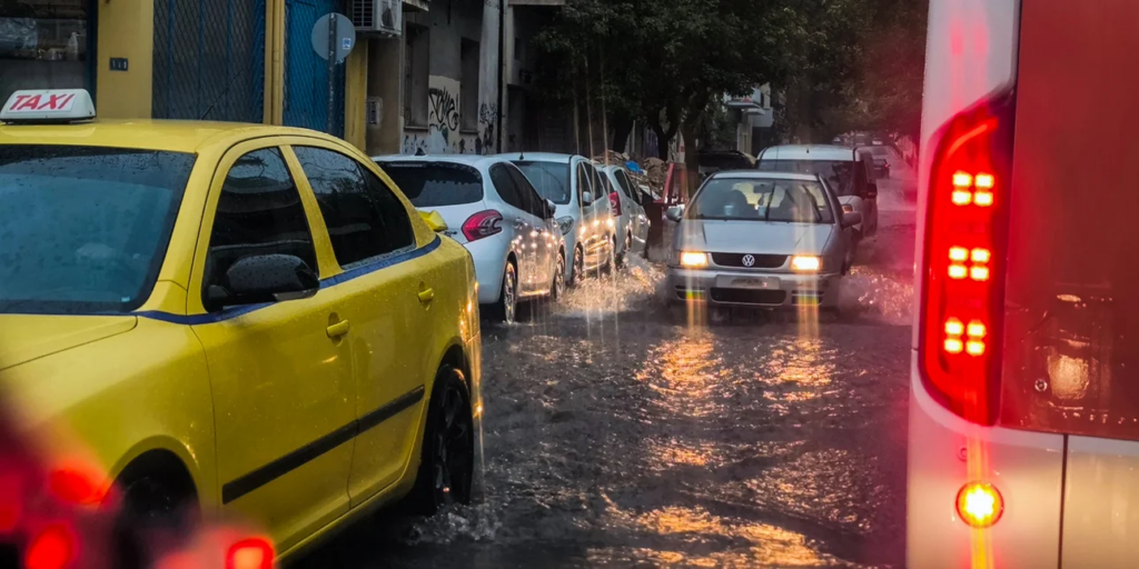Η κυκλοφορία των οχημάτων αποκαταστάθηκε σχεδόν σε όλη την Αττική μετά την κακοκαιρία Byron